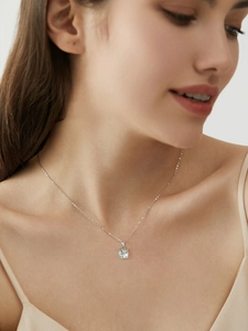 Elegante S925 Silber quadratische Moissanit Anhänger Halskette für Damen und Alltag.