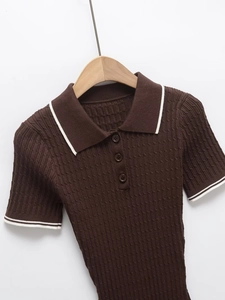 Detail der Zopfstrick-Textur und Kontrastkragen eines braunen Polo-Kleids