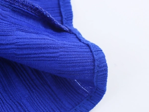 Makroaufnahme der Textur und hochwertigen Nahtverarbeitung des kleinblauen Strickstoffs