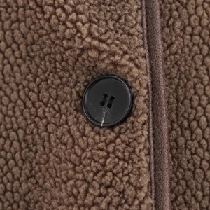 Veste décontractée en polaire marron avec texture douce et boutons noirs de détail