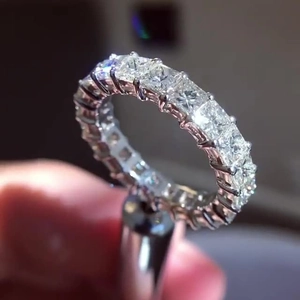 Anillo de eternidad de lujo con circonitas de corte cuadrado en plata de ley brillante