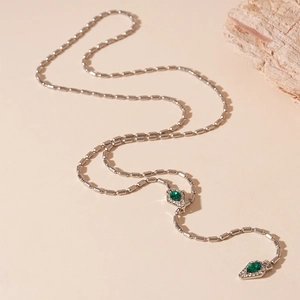 Long collier argenté style serpent avec pendentifs gouttes vertes et cristaux