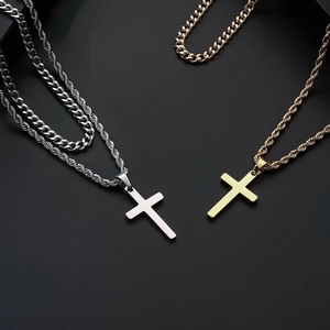 Colliers élégants avec pendentif croix en or et argent et chaînes en métal poli pour femme
