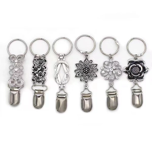 Lot de six clips à gilet vintage en métal argenté avec motifs floraux et nœuds