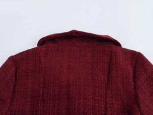 Detailaufnahme der burgunderroten Tweed-Stofftextur und Rückennaht am Kleidungsstück