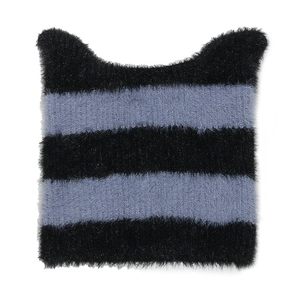 Nahaufnahme der flauschigen blau-schwarz gestreiften Strickmütze mit Katzenohren und Plüsch