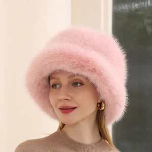 Détail d'un chapeau bob en fausse fourrure rose montrant la texture douce en peluche