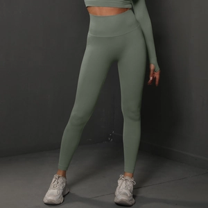 Détail de l'ensemble de yoga sans couture vert sauge avec passe-pouces et legging taille haute
