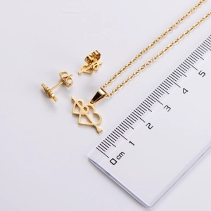 Vue macro du pendentif et boucles d'oreilles Cupidon plaqués or 18k avec mesure
