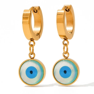 Boucles d'oreilles anneaux dorées avec pendentifs œil bleu et blanc sur fond blanc pur