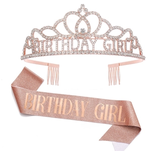 Λεπτομέρεια σετ BIRTHDAY GIRL σε ροζ χρυσό με τιάρα στρας και ροζ κορδέλα με γκλίτερ
