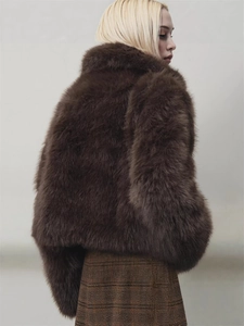 Manteau court élégant en fausse fourrure marron avec texture pelucheuse premium