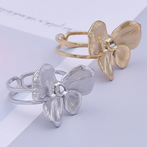 Bagues ajustables en acier inoxydable avec grands motifs de papillons texturés en or et argent