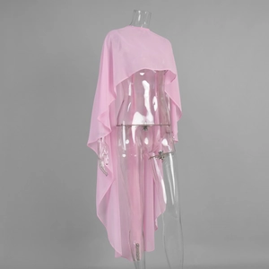 Detail van zachtroze chiffon sjaal met asymmetrische golfzoom en lichtgewicht soepele stof