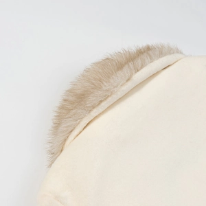 Gros plan du col en fausse fourrure et texture laine sur un manteau d'hiver beige chic