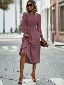 Détail du bustier froncé et de l'ourlet à volants sur une robe midi rose poudré