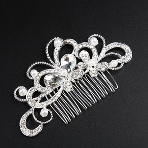 Détail du peigne à cheveux de mariée avec fleurs argentées, perles blanches et strass brillants