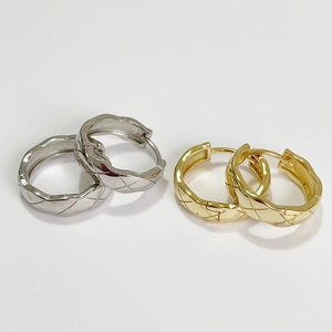 Minimalist 925 sterling silver hoop earrings with quilted texture in gold and silver