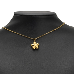 Goldene Halskette mit fünfblättrigem Blumenanhänger auf schwarzer Modellbüste