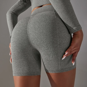 Détail du short de yoga sans couture avec effet push-up et texture en nid d'abeille