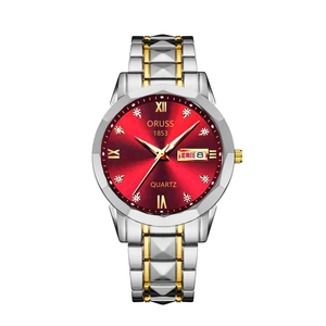 Vue détaillée de la montre à quartz avec cadran rouge soleil et double calendrier
