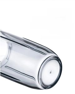 Gros plan du fond du shaker avec une poignée antidérapante ergonomique et des bords lisses