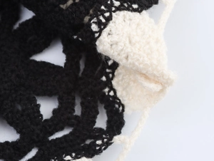 Detail der französischen Vintage-Häkelmuster aus schwarzem und beige Strickgarn