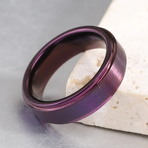 Anillo de acero inoxidable púrpura cepillado con bordes ranurados y superficie interna pulida