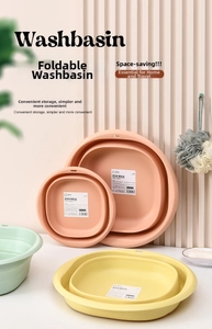 Detail van opvouwbare wastafels in macaronkleuren voor compacte badkameropslag