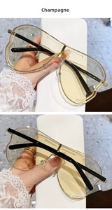 Détail des verres champagne et de la monture en métal doré ajouré des lunettes