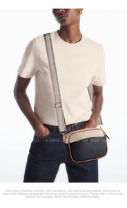 Détail de la bandoulière avec surpiqûres en cuir beige et noir et bords orange vifs