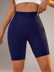 Detailansicht der marineblauen Yoga-Shorts mit nahtlosem Stretch und hoher Taille für Damen
