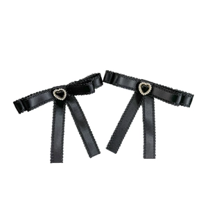 Barrettes à nœuds en satin noir avec strass cœur et bordure en perles élégantes