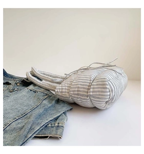 Détail du sac cabas matelassé à rayures bleues et blanches avec texture douce rembourrée
