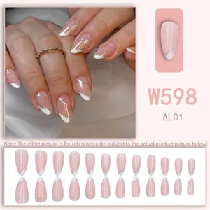 Unghie finte a mandorla french con base nude, punte bianche e glitter argento
