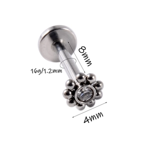 Détails macro du piercing en acier avec longueur de 8mm et tête en zircon de 4mm