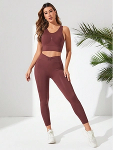 Détail du legging de yoga taille haute et soutien-gorge de sport en brun rougeâtre foncé
