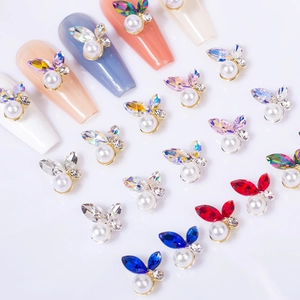 3D Schmetterling Nailart Set mit bunten Strasssteinen und weißen Perlen auf Fingernägeln