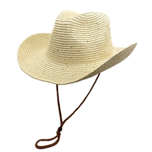 Chapeau de cowboy en paille avec paillettes et jugulaire sous un angle de 45 degrés