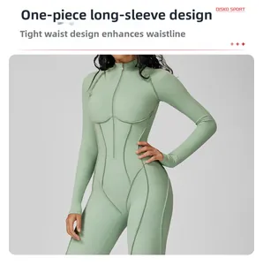 Dettaglio del body fitness verde menta a maniche lunghe con mezza zip e cuciture sagomate