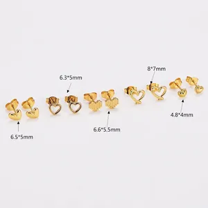Set aus fünf verschiedenen goldenen Edelstahl-Herzohrsteckern in diversen Größen und Designs