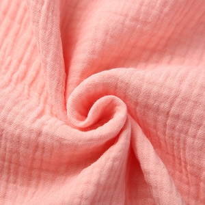 Rosa zweilagige Baumwoll-Musselin-Babydecke mit Rüschenrand und weicher Crinkle-Struktur