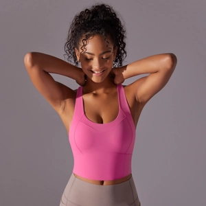Gros plan sur le soutien-gorge de sport rose sans couture avec design croisé au dos