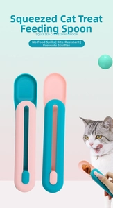 Détail de la cuillère de distribution pour friandises de chat en bleu et rose pastel