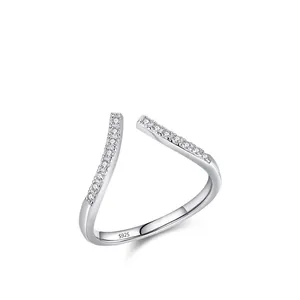 Minimalistischer offener Ring aus S925 Sterlingsilber mit Mikro-Pavé-Diamanten auf Weiß