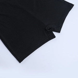 Gros plan détaillé du tissu en maille noire respirante et des coutures d'une barboteuse sexy