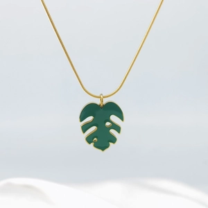 Élégant collier en acier inoxydable plaqué or 18K avec pendentif feuille de palmier verte