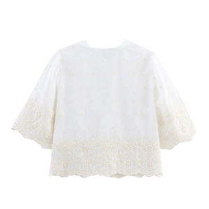 Blouse blanche en coton de style français avec broderie florale et ourlet en dentelle