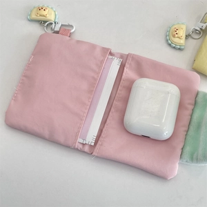 Vue intérieure du porte-cartes en tissu rose avec bouton-pression et pendentif ours