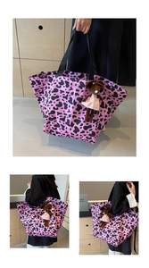 Dettaglio borsa tote leopardata rosa con ciondolo a topo e spazioso design in nylon